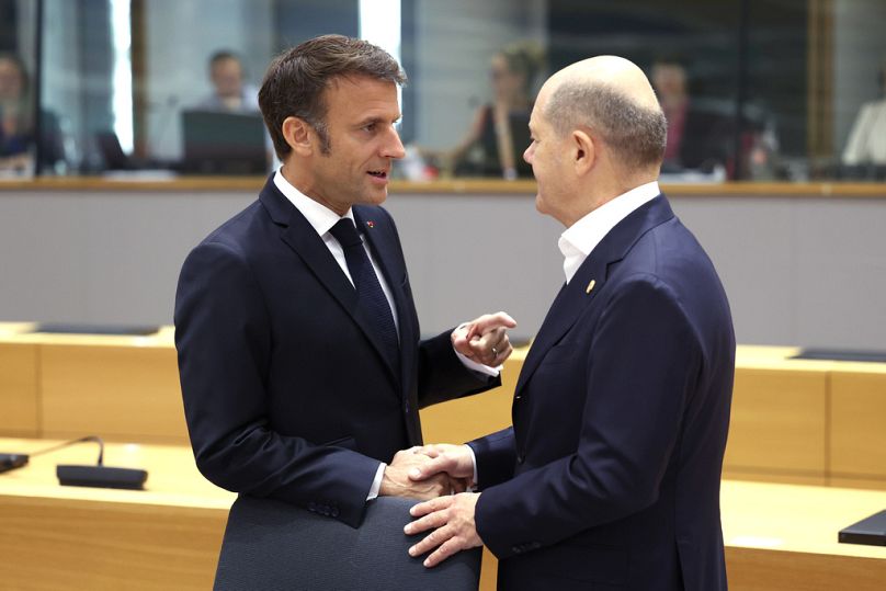 Le président français Emmanuel Macron s'entretient avec le chancelier allemand Olaf Scholz lors d'une table ronde au bâtiment du Conseil européen à Bruxelles, juin 2023.