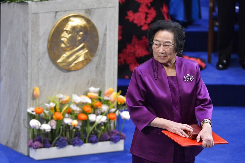 Le professeur chinois Tu Youyou, lauréat du prix Nobel de médecine ou physiologie 2015, reçoit son prix lors de la cérémonie de remise du prix Nobel 2015 à Stockholm, décembre 2015.