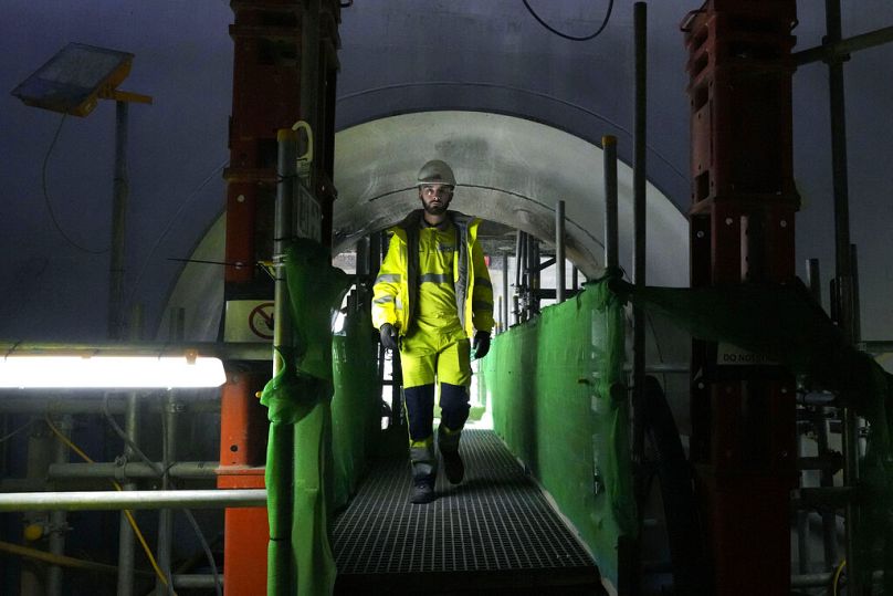 Un ouvrier se promène sur le chantier de construction d'un réacteur nucléaire à la centrale nucléaire de Hinkley point C dans le Somerset, octobre 2022