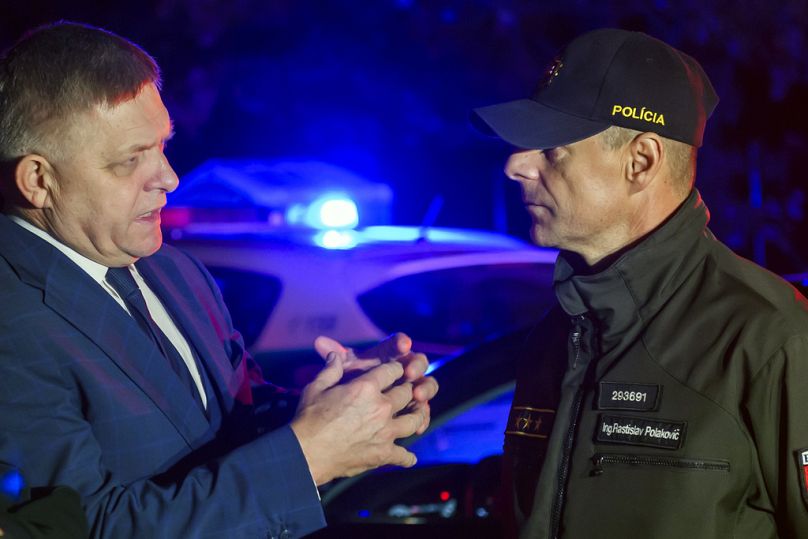 Le Premier ministre slovaque Robert Fico, à gauche, s'entretient avec un policier au poste frontière de Cunovo-Rajka avec la Hongrie, octobre 2023