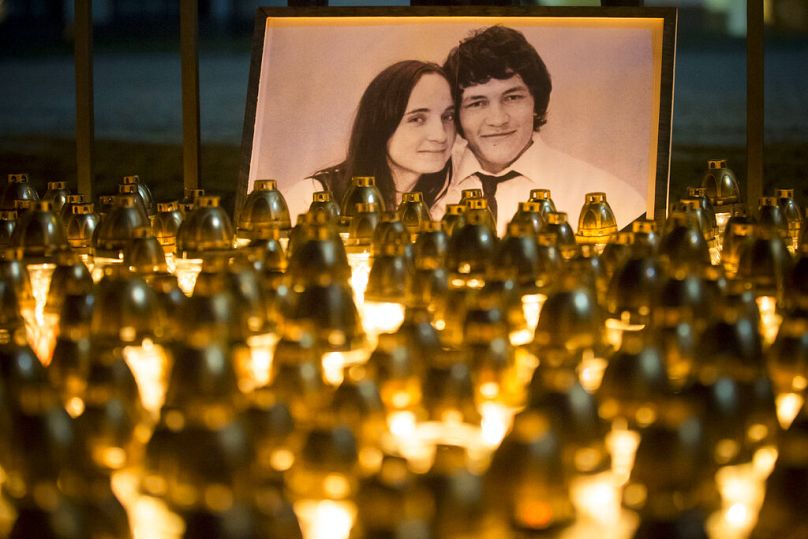 une manifestation silencieuse à la mémoire du journaliste assassiné Jan Kuciak et de sa petite amie Martina Kusnirova, vu sur la photo, à Bratislava