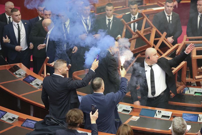 Des membres de l'opposition brandissent des fusées éclairantes dans le bâtiment du Parlement à Tirana, en Albanie