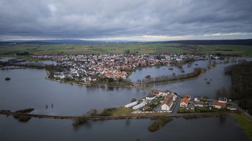 Des bâtiments sont entourés par les eaux de crue dans le village d'Eichen, en Allemagne, le jeudi 28 décembre 2023.