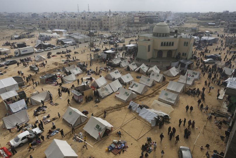 Des Palestiniens déplacés par les bombardements israéliens sur la bande de Gaza ont installé un camp de tentes à Rafah le mercredi 6 décembre 2023.
