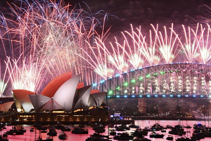 Des feux d'artifice explosent au-dessus de l'Opéra de Sydney et sur le Harbour Bridge dans le cadre des célébrations du Nouvel An à Sydney, le lundi 1er janvier 2024.