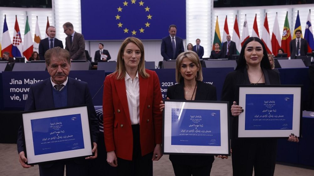 L'UE décerne le prix Sakharov des droits de l'homme à Mahsa Amini, Iranienne décédée en garde à vue