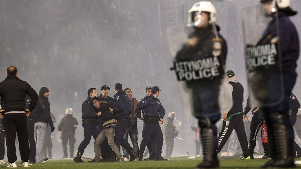La Grèce interdit à tous les supporters de football de participer aux matchs de Super League suite à une vague de « violence extrême »