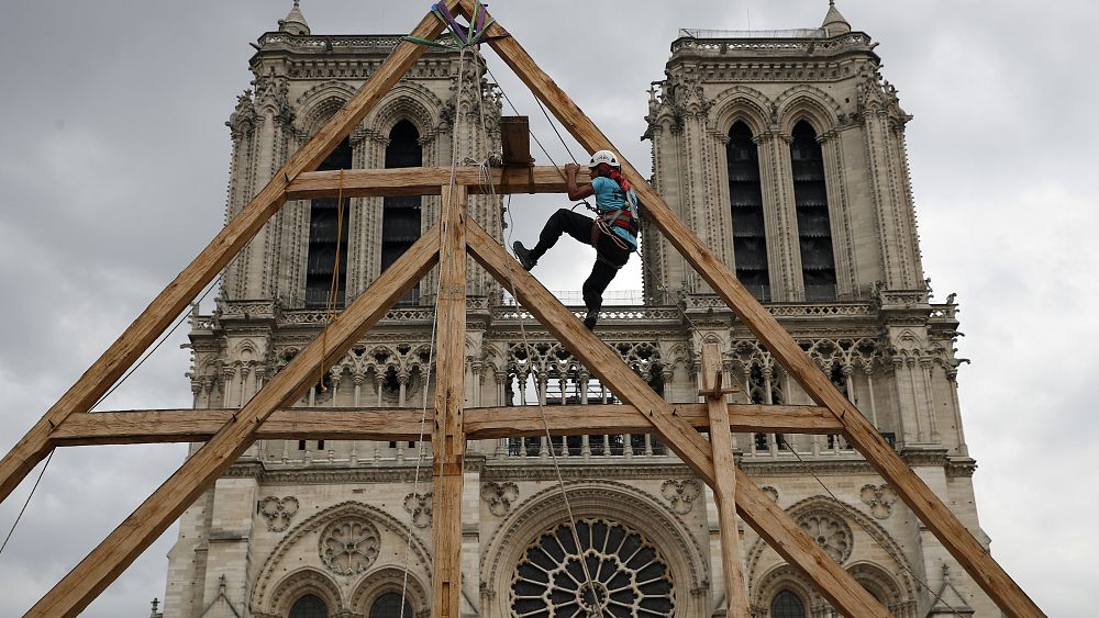 La cathédrale Notre-Dame de Paris rouvrira au public en 2024 après un incendie dévastateur