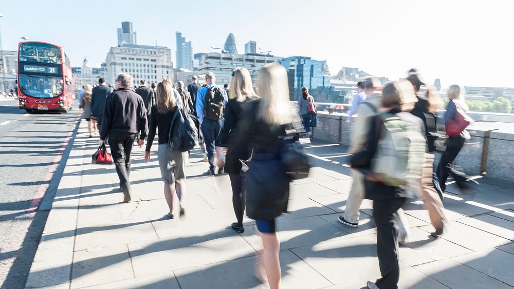 La croissance des salaires au Royaume-Uni ralentit et les postes vacants chutent avant la décision de la BoE sur les taux