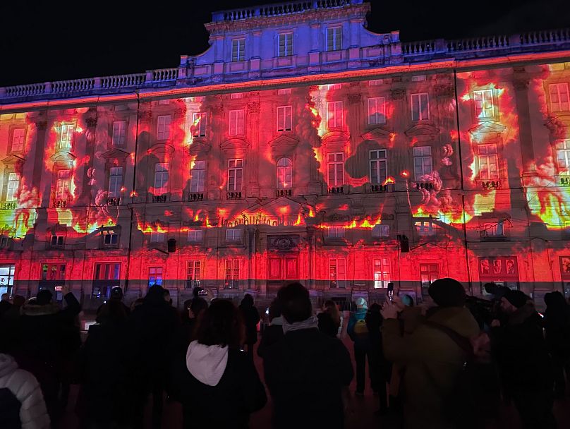Les spectateurs regardent un spectacle de lumière pendant la
