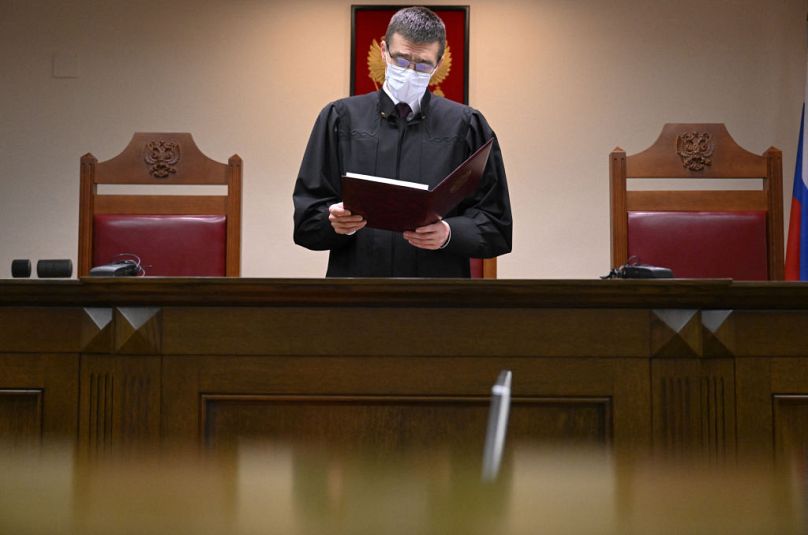 Oleg Nefedov, juge de la Cour suprême de Russie, lit une décision sur la demande du ministère de la Justice de marquer le "mouvement LGBT international" une organisation extrémiste