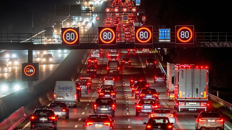 Des voitures et des camions circulent sur une autoroute à Francfort, en Allemagne, le 3 novembre 2022.