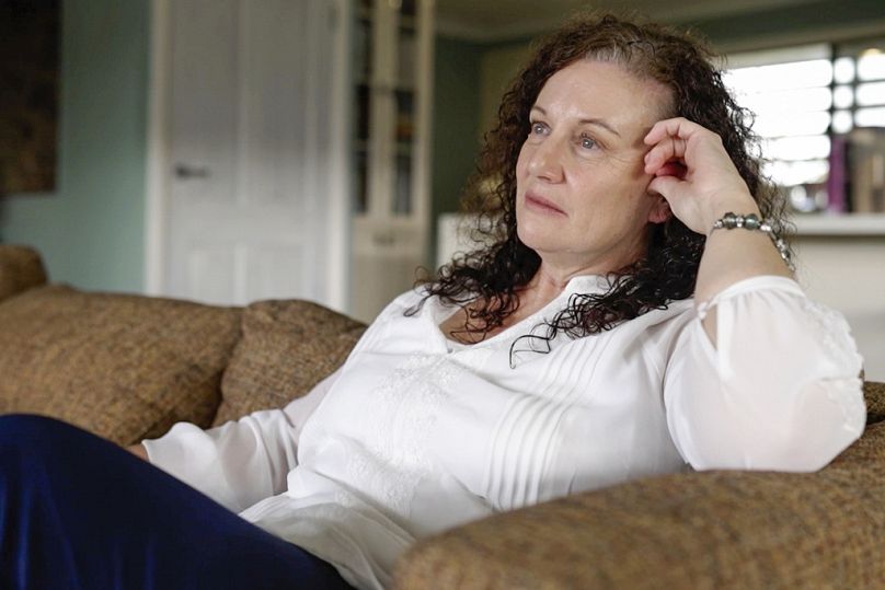 Dans cette image réalisée à partir d'une vidéo, Kathleen Folbigg réagit au lendemain de sa sortie de prison à Coffs Barbour, en Australie, le mardi 6 juin 2023.