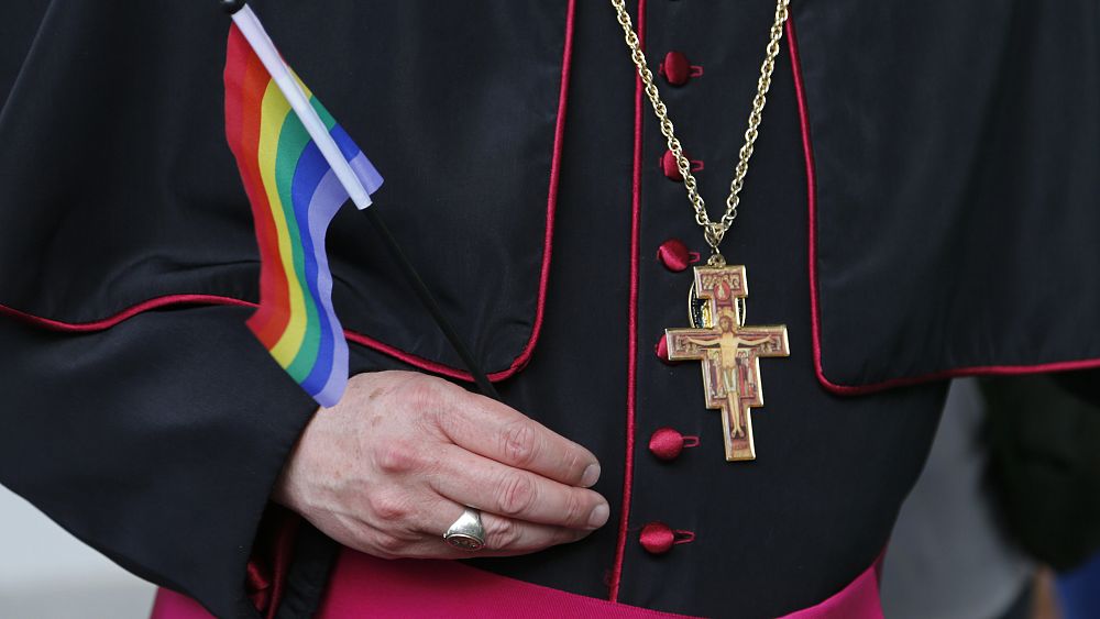 Le pape François a-t-il porté une croix arc-en-ciel pour exprimer son soutien à la communauté LGTBQ+ ?