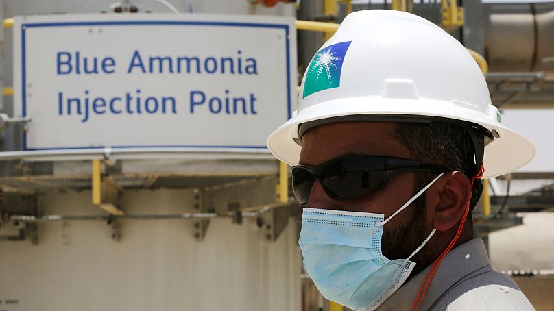 Un ingénieur de Saudi Aramco se tient devant le point d’injection d’ammoniac bleu de l’usine de récupération des liquides de gaz naturel de Hawiyah, en Arabie Saoudite, en juin 2021.