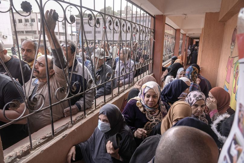Les électeurs égyptiens font la queue dimanche pour voter pour l'élection présidentielle dans un bureau de vote au Caire, en Égypte.