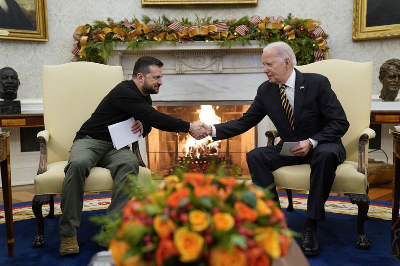 Le président Joe Biden serre la main du président ukrainien Volodymyr Zelenskyy lors de leur rencontre dans le bureau ovale de la Maison Blanche, le mardi 12 décembre 2023, à Washington.