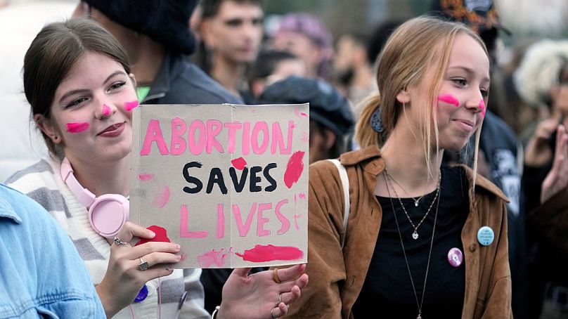 Des gens organisent une manifestation à l'occasion de la « Journée internationale de l'avortement sécurisé » à Milan, le mercredi 28 septembre 2022.