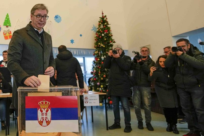 Le président serbe Aleksandar Vucic vote pour des élections législatives et locales dans un bureau de vote à Belgrade, en Serbie