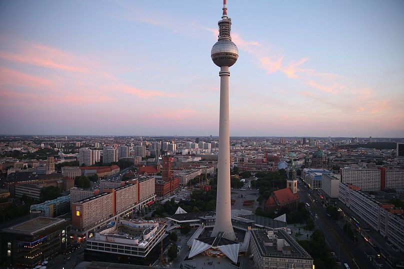 La tour de diffusion de l'Alexanderplatz domine le centre-ville de Berlin