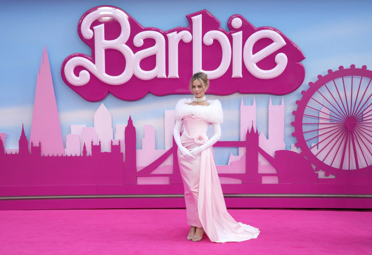 Margot Robbie pose pour les photographes à son arrivée à la première du film « Barbie », le mercredi 12 juillet 2023, à Londres.