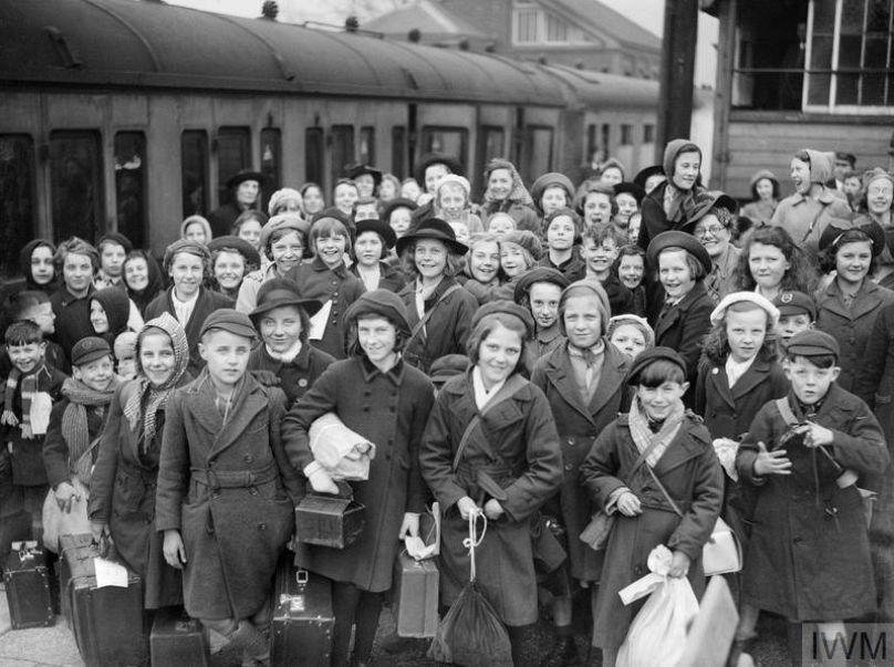 Un groupe d'évacués de Bristol arrive à la gare de Brent près de Kingsbridge dans le Devon, 1940