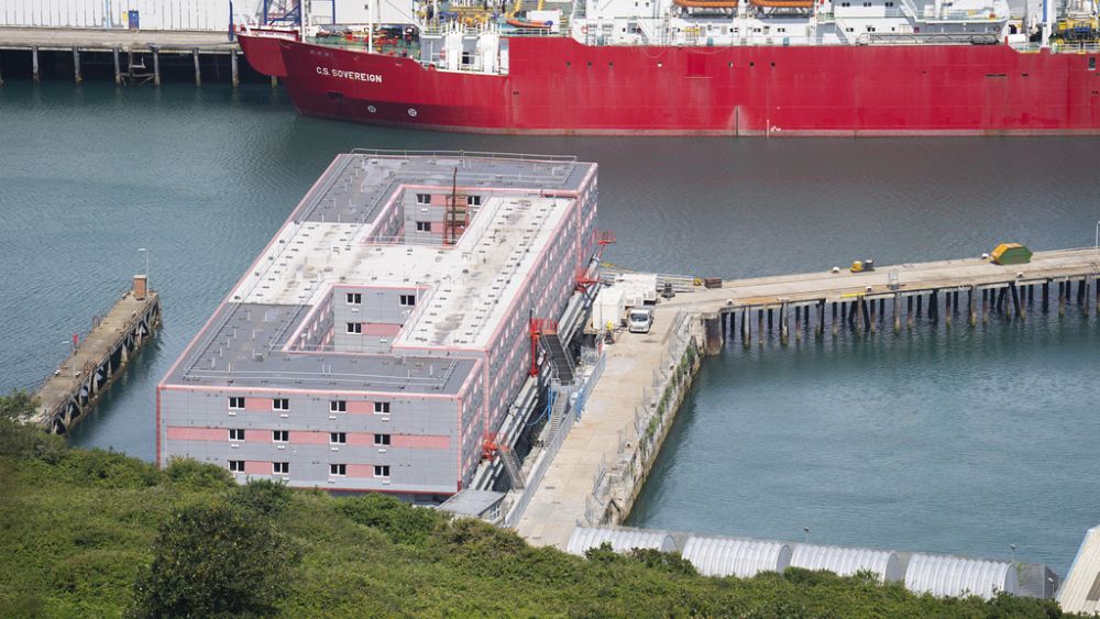 Un demandeur d'asile décède dans la « prison flottante » de Bibby Stockholm abritant des migrants au Royaume-Uni