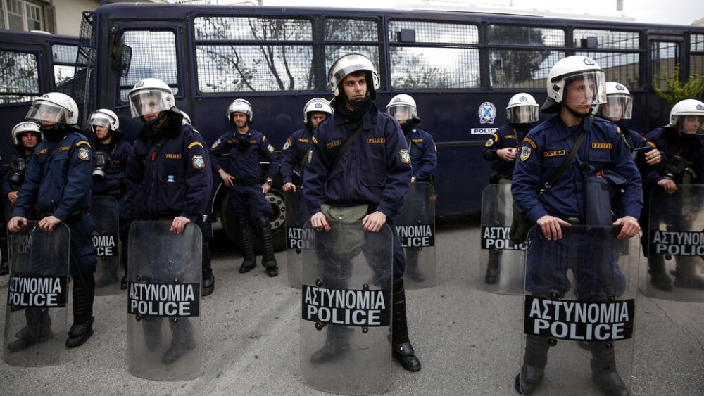 Une foule de supporters grecs de volley-ball blessent gravement les policiers anti-émeutes