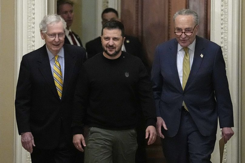 Le président ukrainien Volodymyr Zelenskyy, avec le chef de la minorité sénatoriale Mitch McConnell., à gauche, et le chef de la majorité sénatoriale Chuck Schumer., Washington, le mardi 12 décembre 2023.