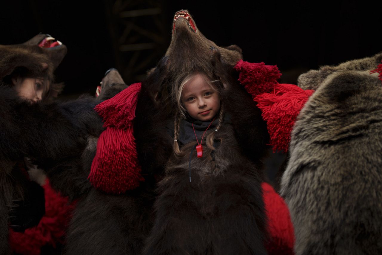 Un enfant membre d'une meute d'ours traditionnelle se produit lors d'un festival à Moinesti, dans le nord de la Roumanie, le mercredi 27 décembre 2023.