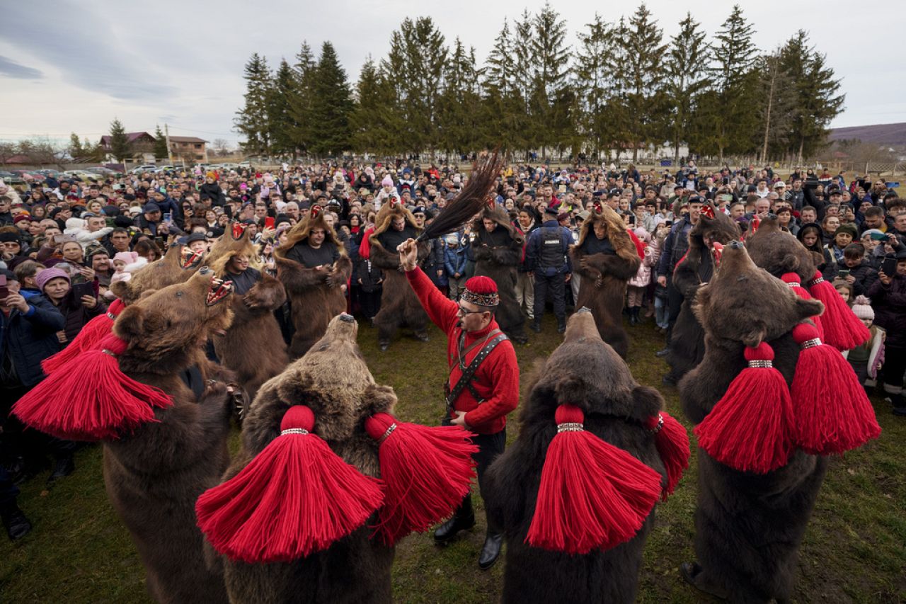 Des membres de la meute d'ours Sipoteni exécutent une danse rituelle à Racova, dans le nord de la Roumanie, le mardi 26 décembre 2023.