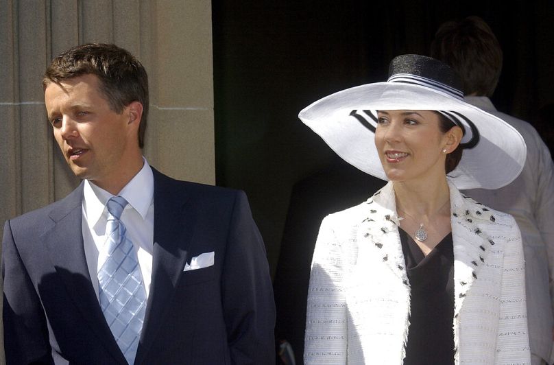 Le prince héritier Frederik du Danemark, à gauche, et la princesse Mary assistent à leur visite au Mémorial australien de la guerre à Canberra, le mardi 8 mars 2005.