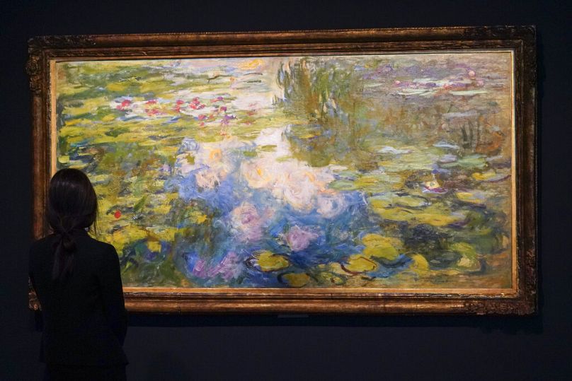 Celui de Claude Monet "Le Bassin aux nymphéas" est exposé lors d'une avant-première médiatique pour les ventes aux enchères du soir de mai de Sotheby's à New York.