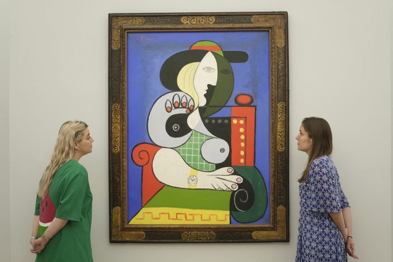 La peinture "Femme à la montre" de l'artiste français Pablo Picasso en 1932, est exposée lors d'une avant-première médiatique des ventes aux enchères de Sotheby's, à Londres.