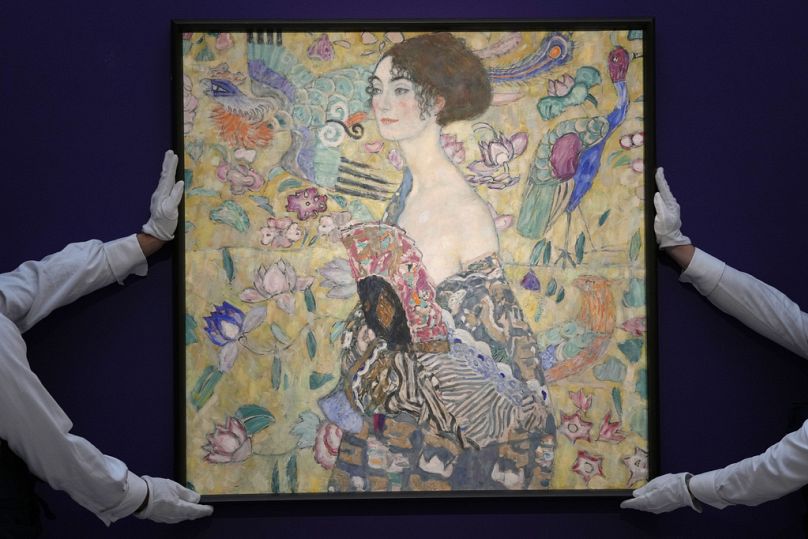 La « Dame mit Faecher » (La Dame à l'éventail) de Gustav Klimt est exposée dans les salles de ventes de Sotheby's à Londres.