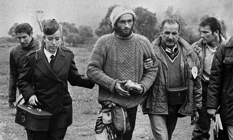 Des membres d'une patrouille de sauvetage de la police chilienne aident Roberto Canessa, dans un bonnet tricoté, après son voyage de dix jours vers la civilisation, vendredi 22 décembre 1972.