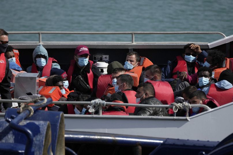 Des personnes soupçonnées d'être des migrants qui ont entrepris la traversée depuis la France à bord de petites embarcations et ont été récupérées dans la Manche, attendent d'être débarquées d'un bateau des forces frontalières britanniques