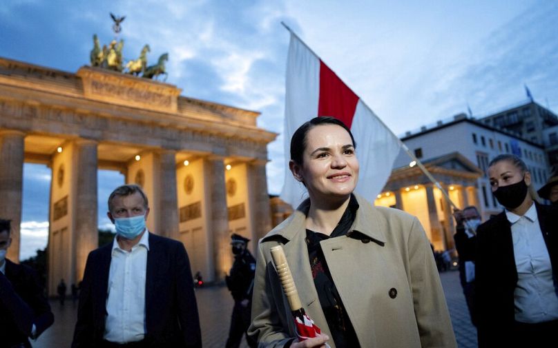 La chef de l'opposition biélorusse Svetlana Tikhanovskaya est accueillie par ses partisans lors d'un rassemblement près de la porte de Brandebourg à Berlin, 2020.