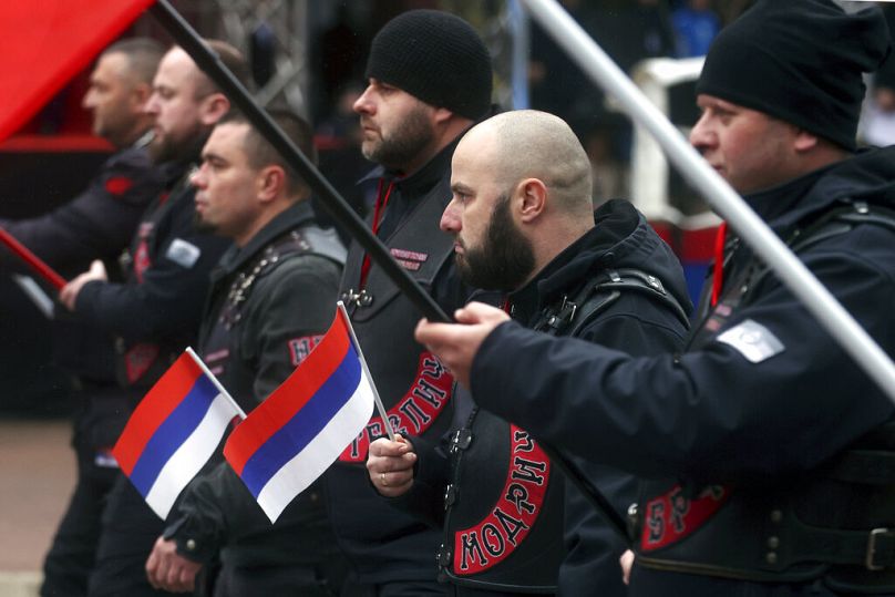Des membres locaux du Russian Night Wolves Motorcycle Club défilent lors d'un défilé marquant l'anniversaire de la Republika Srpska à Istocno Sarajevo, le 9 janvier 2022.
