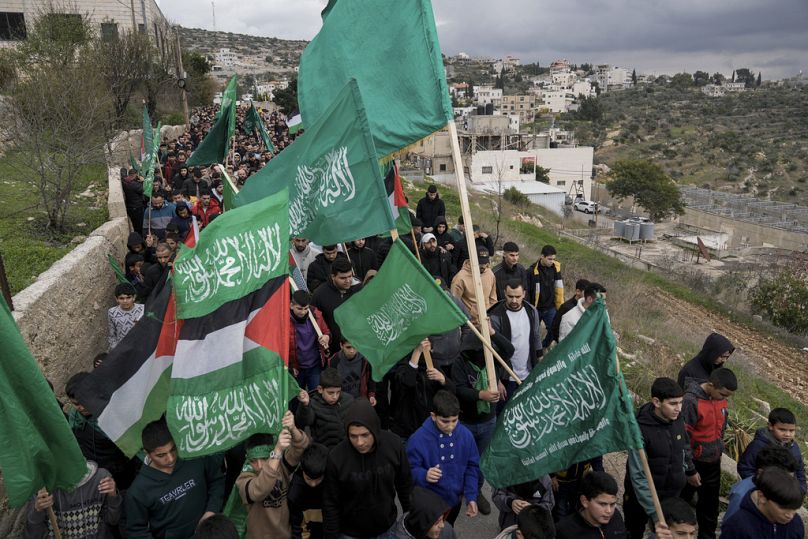 Des manifestants palestiniens brandissent le Hamas et leurs drapeaux nationaux lors d'une manifestation contre le meurtre du haut responsable du Hamas, Saleh Arouri, à Beyrouth.