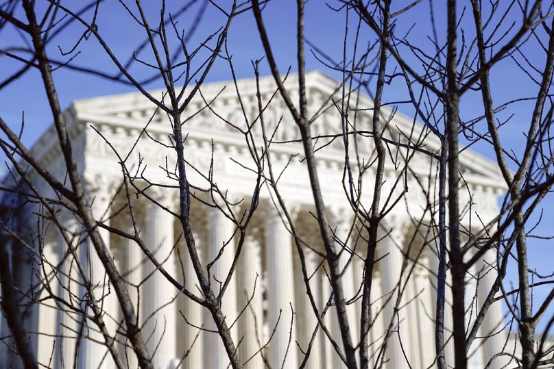 Un policier de la Cour suprême des États-Unis patrouille devant la Cour suprême des États-Unis, le vendredi 5 janvier 2024, à Washington.