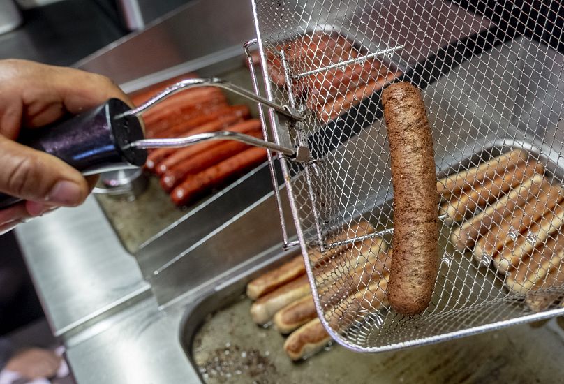Une saucisse au curry végétalienne dans un