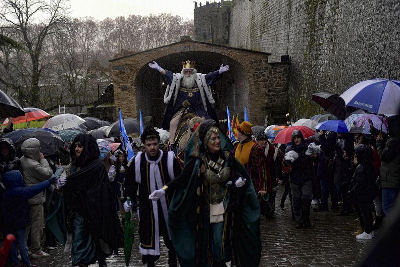 Les Trois Rois de la Cabalgata Los Reyes Magos (Cavalcade des trois rois) font un geste envers les gens pendant la cavalcade, la veille de l'Épiphanie, à Pampelune, en Espagne.