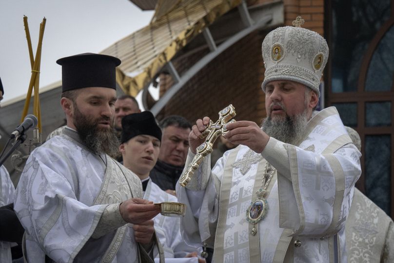 le chef de l'Église orthodoxe ukrainienne bénit l'eau lors d'une célébration traditionnelle de l'Épiphanie à Kiev, en Ukraine.