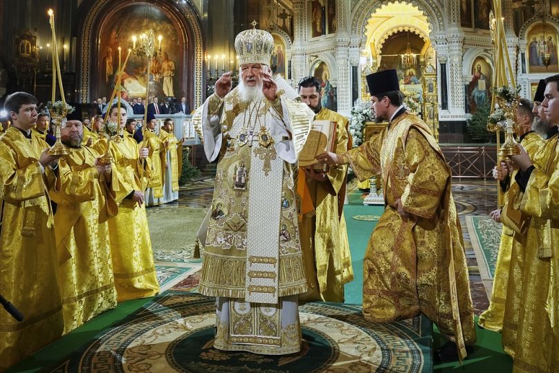 Le patriarche orthodoxe russe Cyrille, au centre, prononce le service de Noël dans la cathédrale du Christ-Sauveur à Moscou.