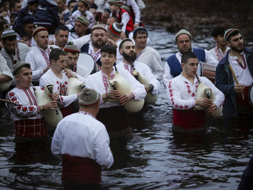 Des hommes jouent de la cornemuse et des tambours alors qu'ils pataugent dans la froide rivière Tundzha pour célébrer l'Épiphanie, dans la ville de Kalofer, en Bulgarie.