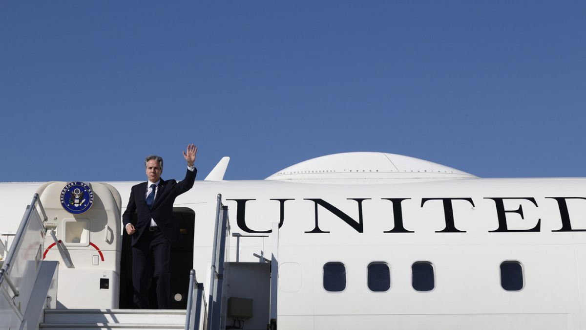 US Secretary of State Antony Blinken boards a plane on his way do Doha, Qatar, 7 Jan. 2024.