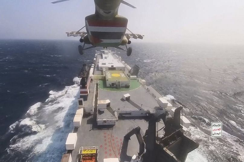 Cette photo publiée par le Houthi Media Center montre un hélicoptère des forces houthistes s'approchant du cargo Galaxy Leader en novembre.
