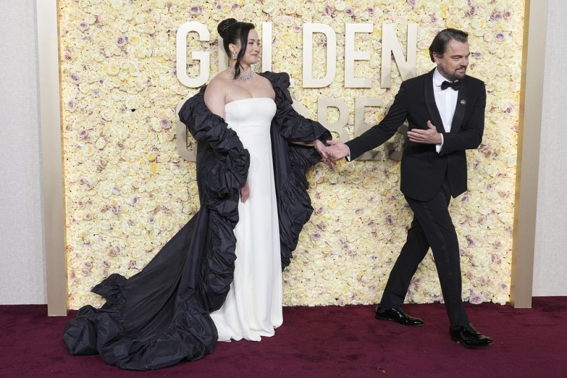 Lily Gladstone et Leonardo DiCaprio arrivent à la 81e cérémonie des Golden Globe Awards le dimanche 7 janvier 2024.