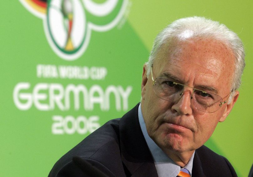 Franz Beckenbauer, alors président du comité allemand d'organisation de la Coupe du monde de football, informe les médias lors d'une conférence de presse au stade olympique de Berlin.